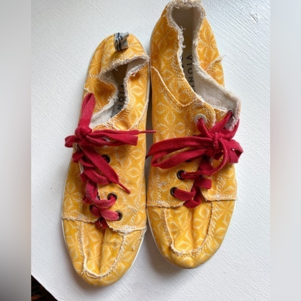 Vionic Beach Yellow Print Pismo Sneaker with Red Shoelaces - Picture 2 of 14
